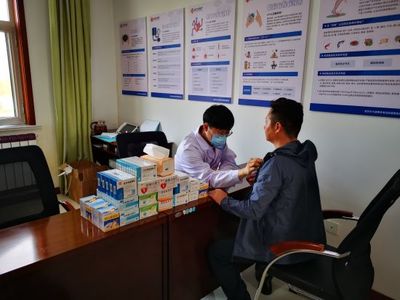 長城鉆探為員工辦實事——沙漠里的“紅衣人”盼來了“白衣人”健康咨詢服務