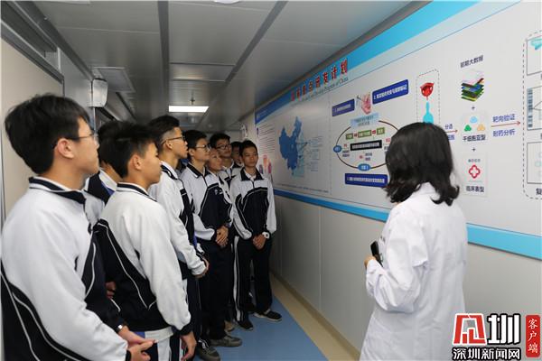 探索“教衛融合” 羅湖高中生穿上白大褂，體驗健康咨詢服務
